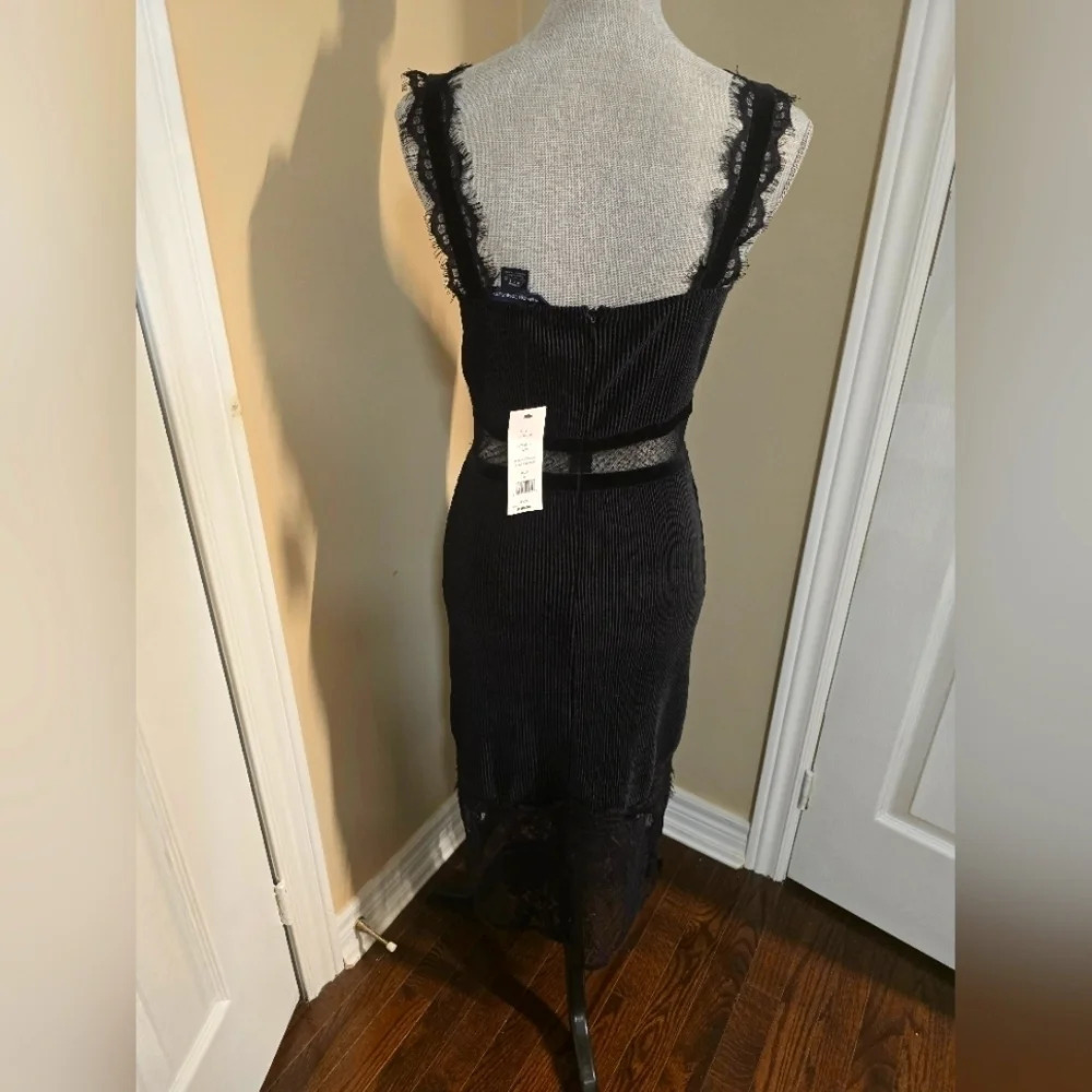 ❤️HOST PICK❤️ French Connection Velvet  Lace Hem Stretch Dress Black size… - Picture 4 of 8
